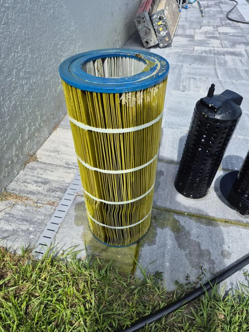 Pool start-up: cleaning the filter
